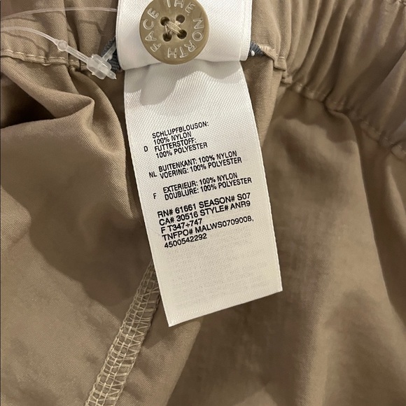 The North Face Women’s Lightweight Convertible Beige Cargo Pants - XL - NWT - Picture 8 of 9